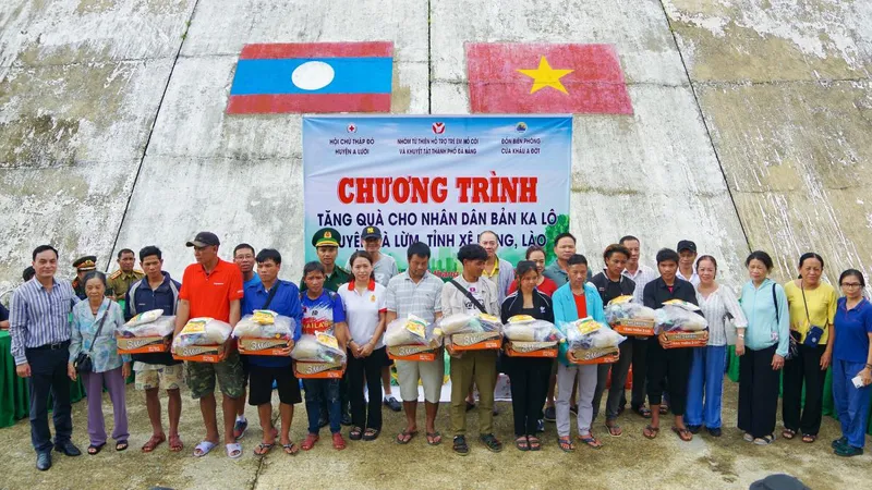 Các đơn vị tặng quà nhân dân bản Ka Lô, huyện Kà Lừm, tỉnh Sê Kông, Lào. Ảnh: Báo Biên phòng