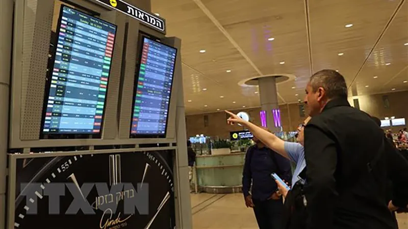 Hành khách theo dõi danh sách các chuyến bay bị hủy trên bảng thông báo tại Sân bay Quốc tế Ben Gurion ở Tel Aviv, Israel ngày 7/10. (Ảnh: AFP/TTXVN)