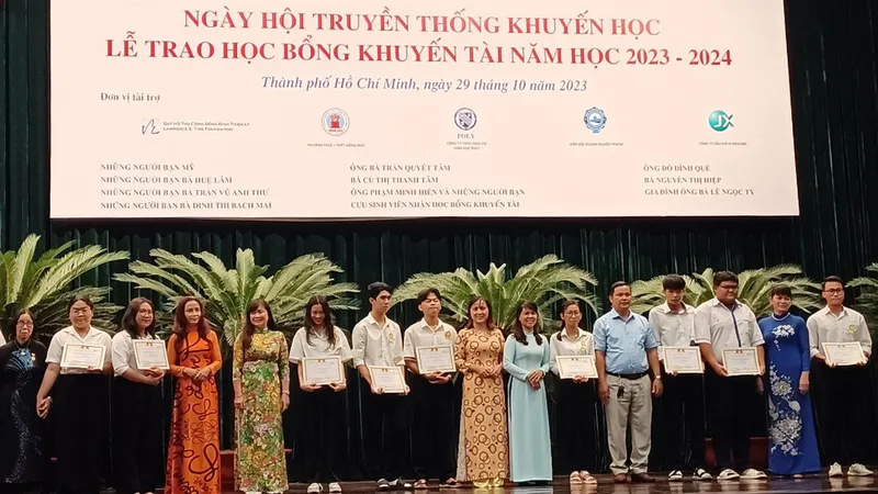 Hơn 1,6 tỷ đồng trao tặng học bổng cho sinh viên năm học 2023-2024
