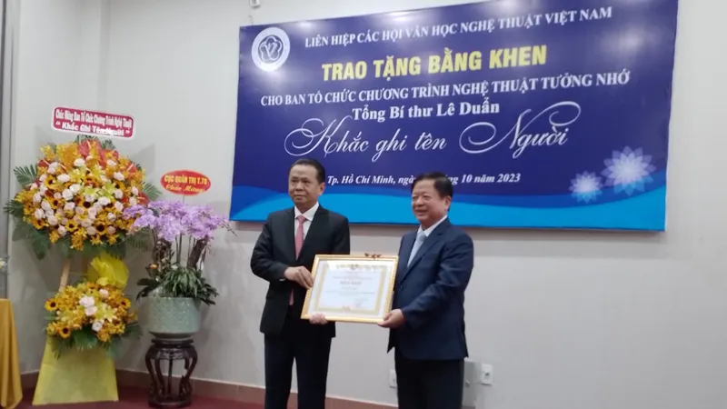 Trao tặng bằng khen của Ủy ban toàn quốc Liên hiệp các Hội VHNT Việt Nam cho Ban tổ chức Chương trình nghệ thuật tưởng nhớ cố Tổng Bí thư Lê Duẩn