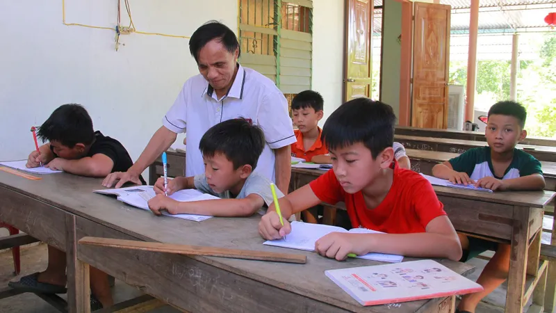 Ông giáo làng khuyết tật nâng bước học trò nghèo