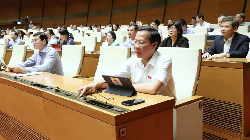 Các đại biểu Quốc hội biểu quyết thông qua Nghị quyết về phương án phân bổ ngân sách Trung ương năm 2024. Ảnh: QUANG PHÚC