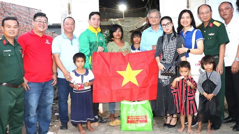 Mang nghĩa tình thành phố về vùng biên giới