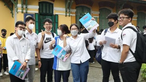  Bộ GD-ĐT kiến nghị thi tốt nghiệp từ năm 2025 với 2 môn bắt buộc Văn, Toán