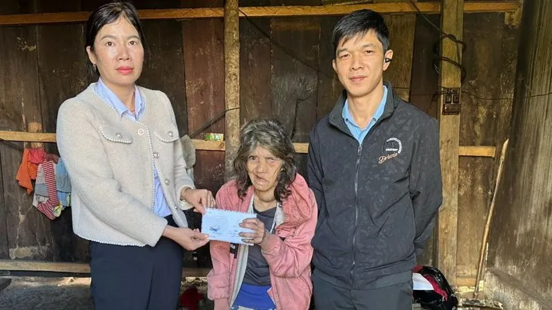 Hỗ trợ cụ bà 92 tuổi nuôi 2 cháu ngoại 28,5 triệu đồng