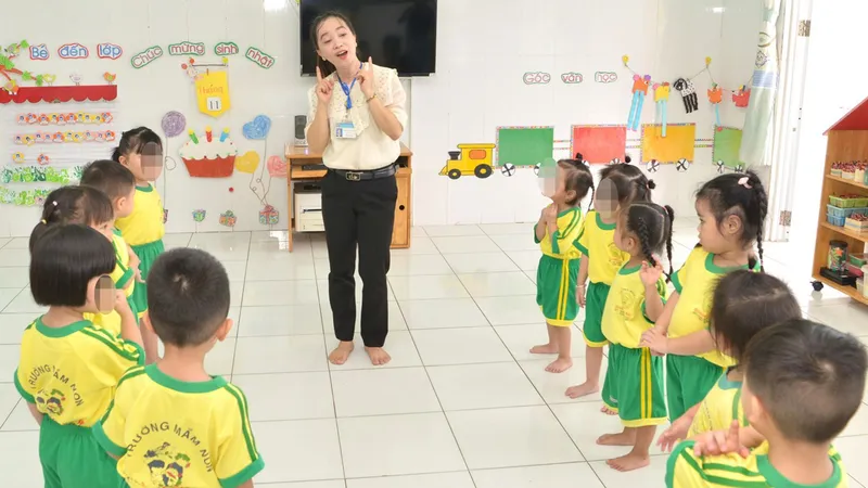 Cô Tống Thị Hải Yến, Trường Mầm non Hoàng Anh, huyện Bình Chánh, TPHCM, dạy học sinh hát. Ảnh: CAO THĂNG