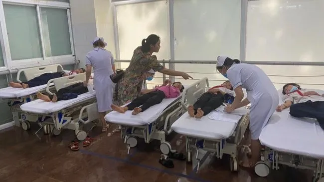 17 học sinh nhập viện cấp cứu nghi do ngộ độc trà sữa