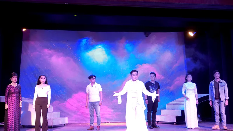 Kịch mới Hé-lô ông Thần!