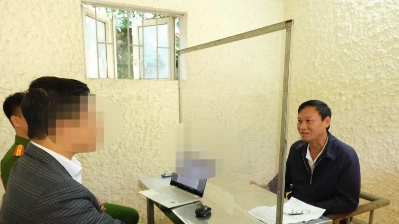 Thẩm vấn đối tượng Lê Danh Tạo. Ảnh: Công an Hà Tĩnh