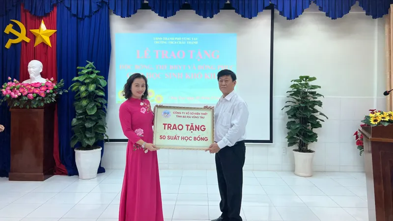 Công ty XSKT Bà Rịa Vũng Tàu và Công ty CP dịch vụ & Vận tải Biển trao học bổng, thẻ bảo hiểm y tế cho học sinh hiếu học