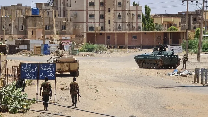 Quân đội Sudan gác trên một đường phố ở thủ đô Khartoum, ngày 6-5-2023. Ảnh: AFP/TTXVN