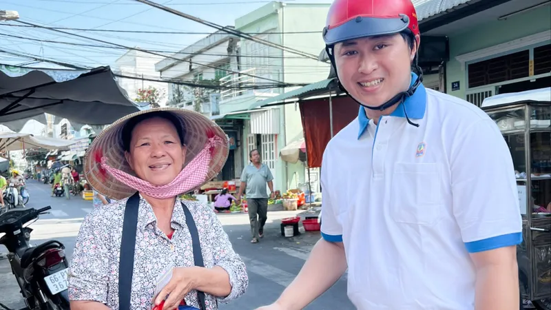  400 món quà “bất ngờ” được trao tận tay người bán vé số dạo tỉnh Sóc Trăng