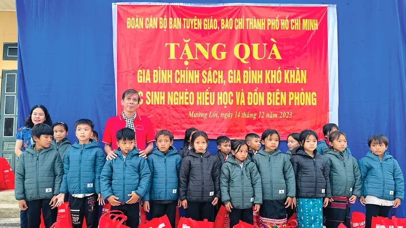 Phó Tổng Biên tập Báo SGGP Nguyễn Khắc Văn trao quà là những chiếc áo ấm trong chương trình “Thắp sáng niềm tin - Vượt khó đến trường” của Báo SGGP đến các em học sinh nghèo hiếu học xã Mường Lói, tỉnh Điện Biên