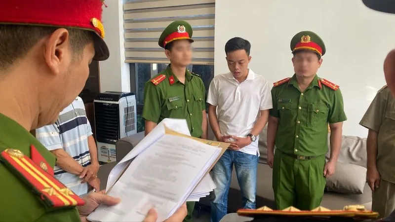Công an đọc lệnh khởi tố, bắt tạm giam Võ Chí Thành