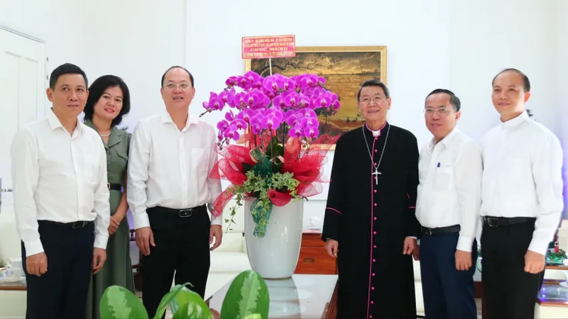 Lãnh đạo TPHCM thăm, chúc mừng Giám mục chính tòa Giáo phận Mỹ Tho