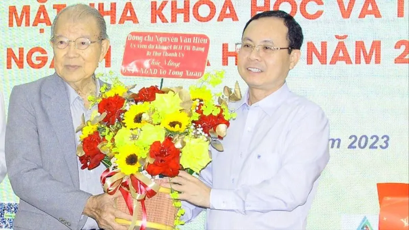 Bí thư Thành ủy TP Cần Thơ: GS-TS Võ Tòng Xuân là tấm gương tiêu biểu, người truyền cảm hứng cho nghiên cứu khoa học