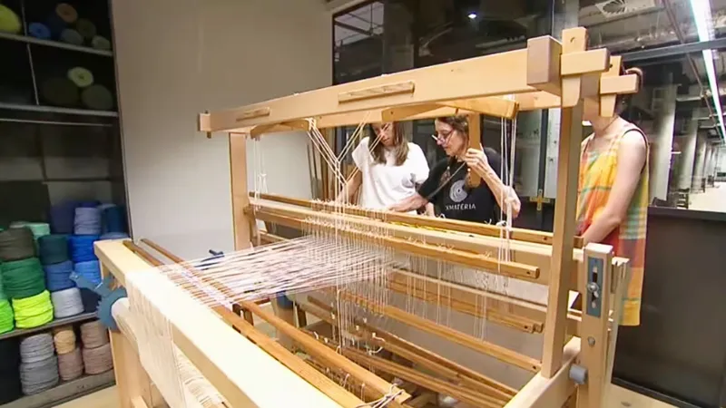 Dùng kỹ thuật dệt cổ khơi gợi ý thức bảo vệ môi trường