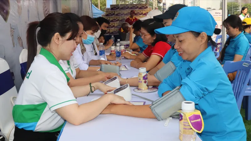 Nghĩa tình ngày Xuân: Mang tết đến với công nhân