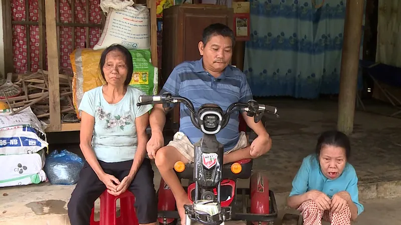 Gian nan nuôi chị gái và em trai tật nguyền