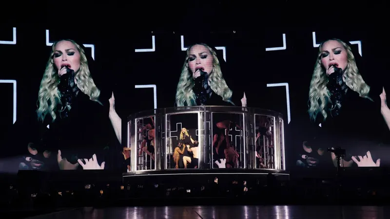 Madonna bị kiện vì diễn trễ giờ
