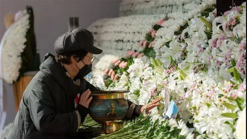 Tưởng niệm các nạn nhân thiệt mạng trong thảm kịch giẫm đạp tại Seoul, Hàn Quốc. Ảnh: THX/TTXVN