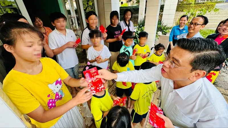Phó Chủ tịch UBND TPHCM Nguyễn Văn Dũng thăm, chúc tết các đơn vị