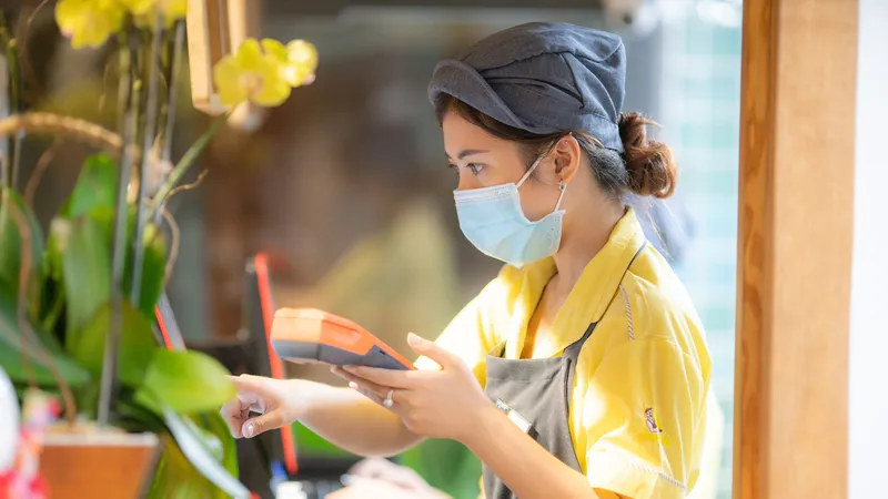 Tết về hay ở - Những lựa chọn và nỗi niềm: Còn mình còn xuân…