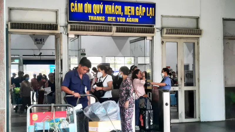 Ga Sài Gòn bắt đầu đông đúc, bến xe “cháy vé” dịp cao điểm