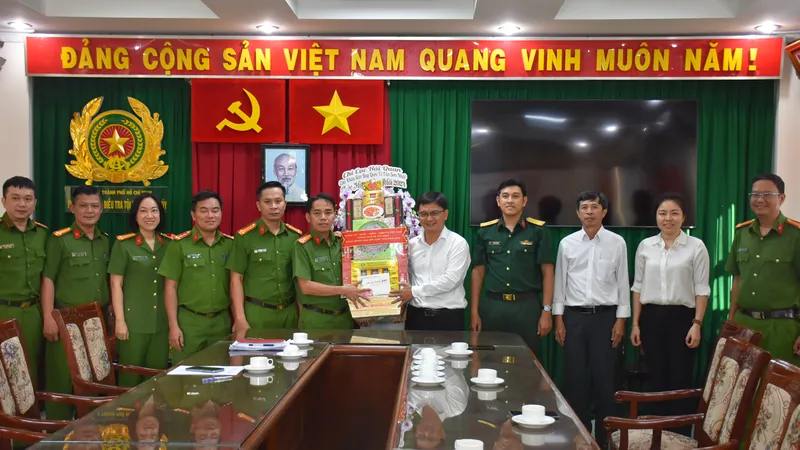 Lãnh đạo TPHCM thăm, chúc tết lực lượng vũ trang và gia đình đồng chí Bùi Văn Ngữ