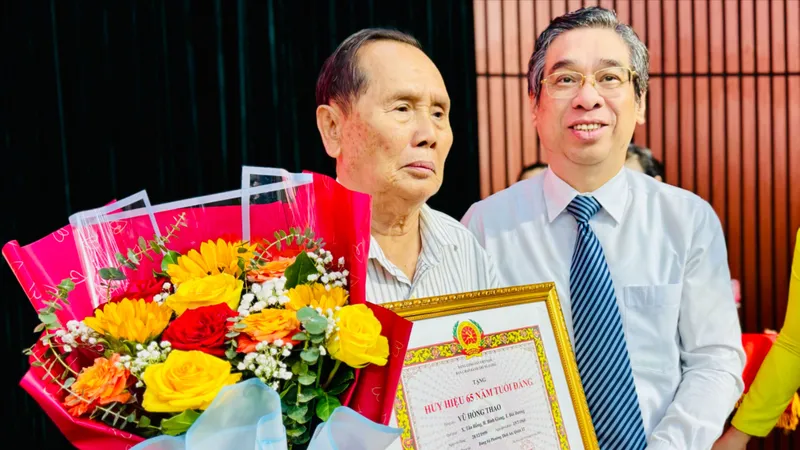 Phó Bí thư Thành ủy TPHCM Nguyễn Phước Lộc trao Huy hiệu Đảng cho đảng viên cao tuổi đảng ở quận 12