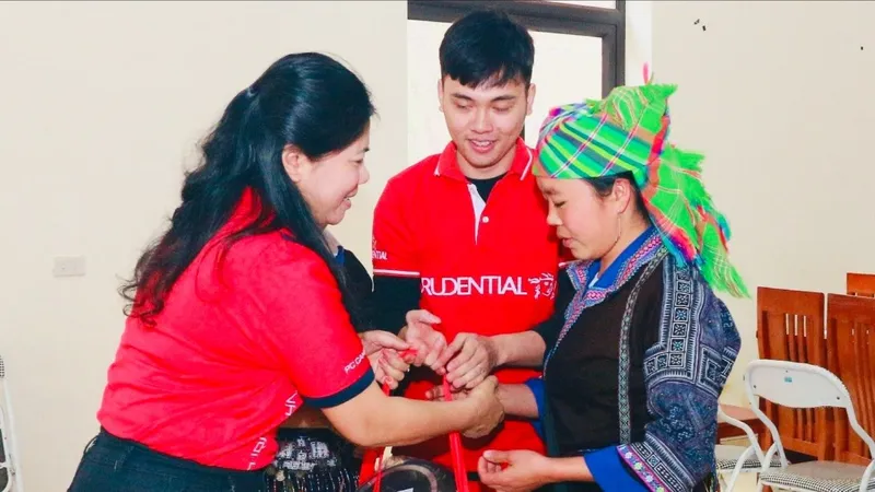 Các gói an sinh được trao tới tay hộ nghèo - “Tết nhân ái” tại Yên Bái