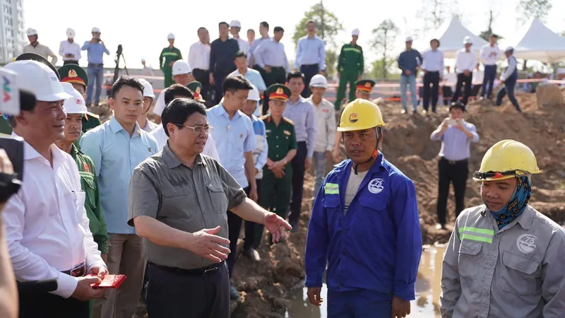 Thủ tướng Phạm Minh Chính kiểm tra tiến độ dự án đường Vành đai 3 đoạn qua TPHCM. Ảnh: HOÀNG HÙNG