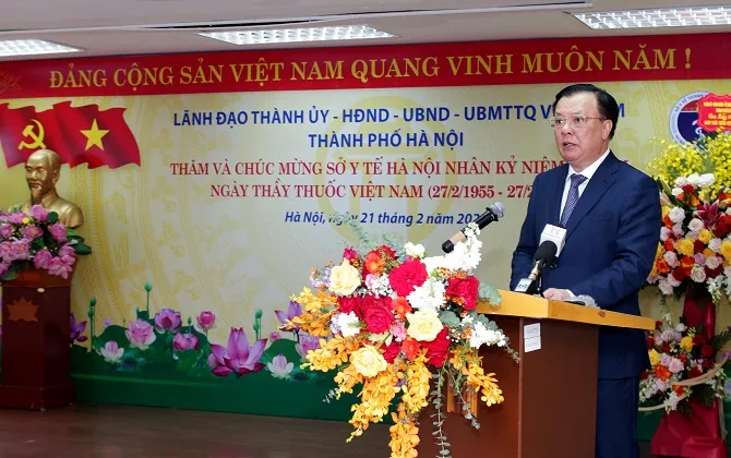 Đồng chí Đinh Tiến Dũng, Bí thư Thành ủy phát biểu chúc mừng cán bộ, y, bác sĩ ngành y tế Hà Nội. Ảnh: web Sở Y tế HN