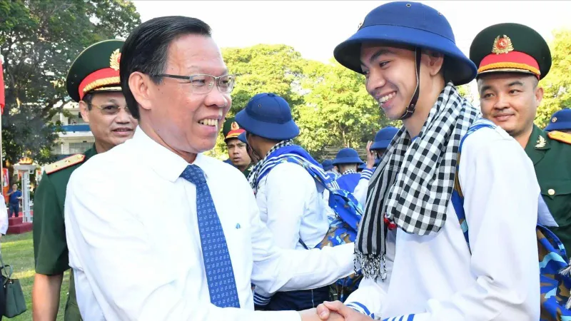 Sáng nay, hàng ngàn thanh niên TPHCM lên đường nhập ngũ