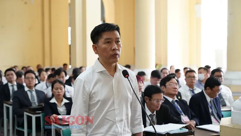 Bị cáo Võ Tấn Hoàng Văn (cựu Tổng Giám đốc SCB) khai tại tòa. Ảnh: HOÀNG HÙNG 