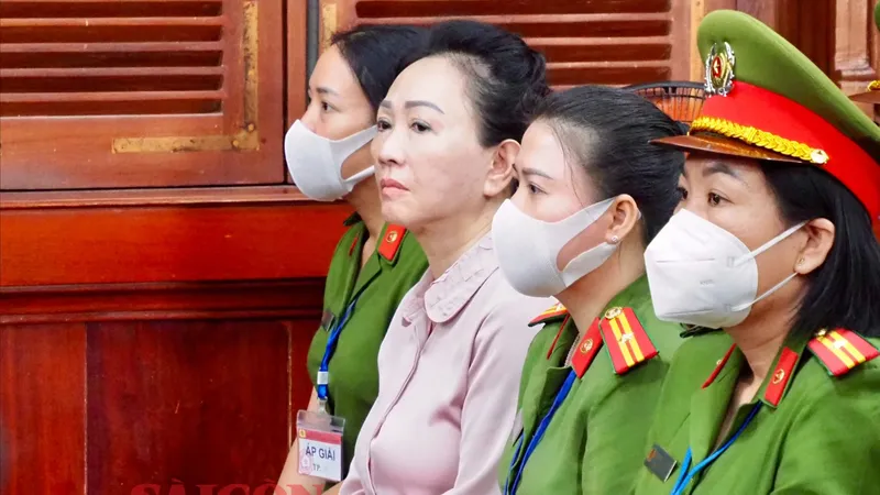 Bị cáo Trương Mỹ Lan (thứ 2 từ trái sang) tại tòa ngày 12-3. Ảnh: HOÀNG HÙNG