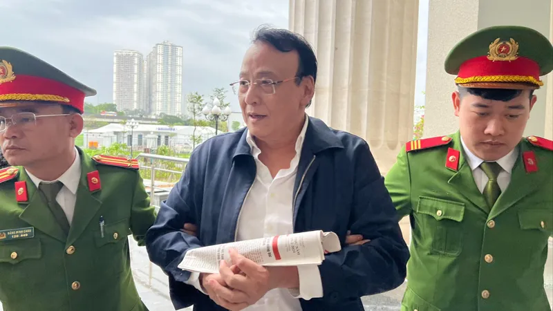 Hình ảnh Chủ tịch HĐQT Tân Hoàng Minh Đỗ Anh Dũng hầu tòa