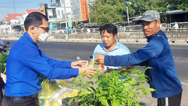 Đổi rác thải nhựa lấy cây xanh