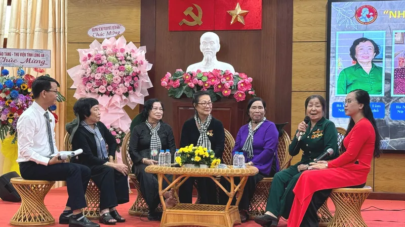 Một thời con gái nơi tuyến lửa
