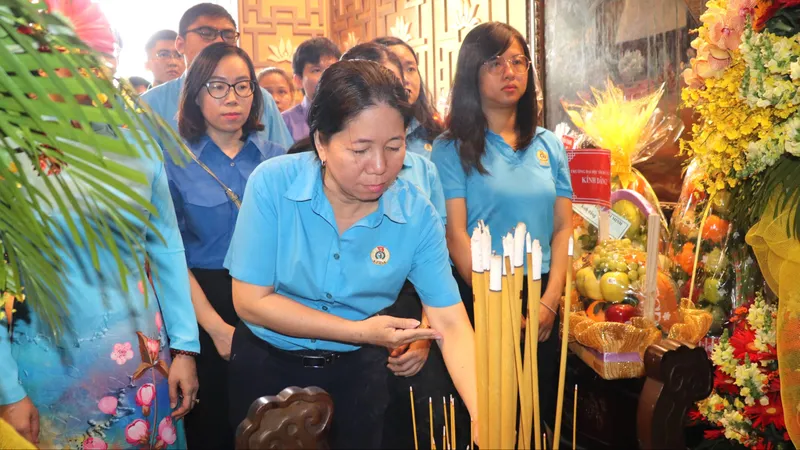 Dâng hương tưởng niệm 44 năm Ngày mất Chủ tịch Tôn Đức Thắng