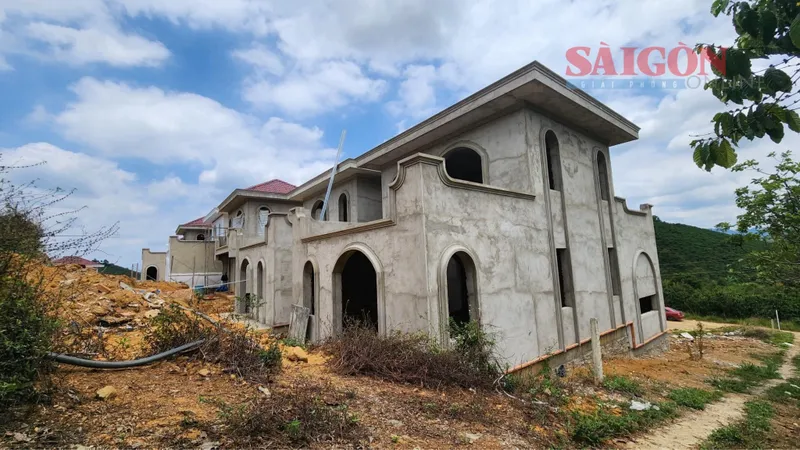 Vụ 22 căn biệt thự không phép qua mặt chính quyền địa phương ở Lâm Đồng: Tạm đình chỉ Chủ tịch UBND xã Lộc Thành