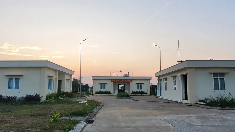 Lo khát bên nhà máy nước