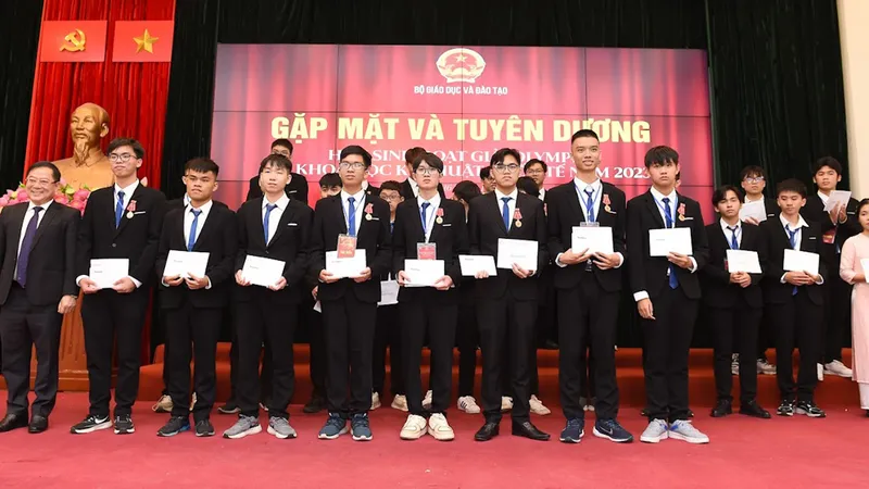 Định vị “thương hiệu” trường chuyên - Bài 2: Học sinh giỏi Việt Nam đang làm gì? 