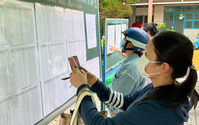 Ảnh: https://www.sggp.org.vn/ngon-ngang-tuyen-sinh-dau-cap-post699893.html