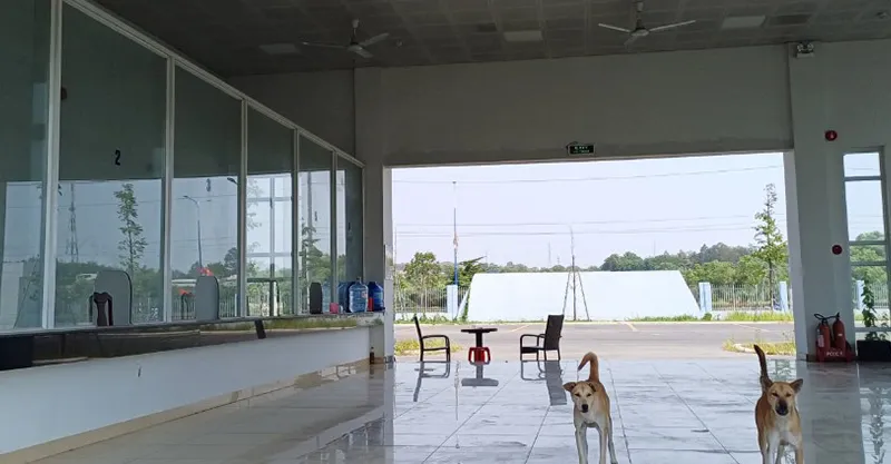 Bến xe khách bỏ hoang