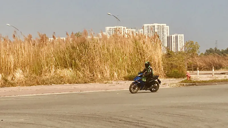Trời nắng gay gắt, nguy cơ cháy cỏ rình rập