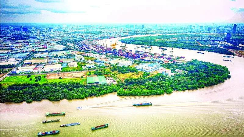 Tuyến giao thông đường thủy TPHCM kết nối các khu chế xuất, khu công nghệ cao, cảng biển. Ảnh: HOÀNG HÙNG