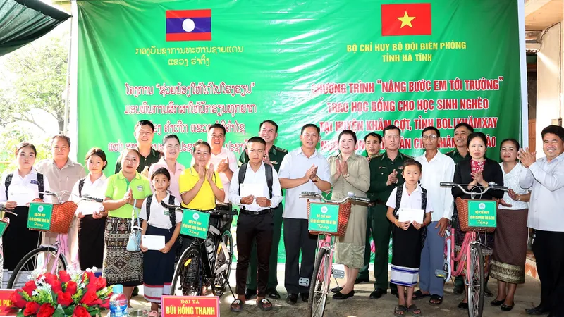 Bộ đội Biên phòng tỉnh Hà Tĩnh nhận đỡ đầu 5 em học sinh Lào