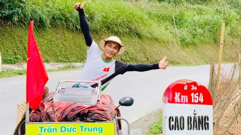 Đi bộ xuyên Việt với chiếc xe hút đinh