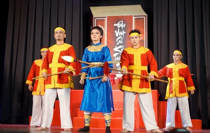 Ảnh: https://www.sggp.org.vn/nsut-huu-chau-trao-truyen-tinh-yeu-su-viet-cho-nguoi-tre-post736995.html